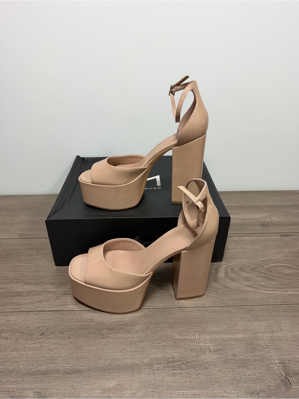Brand new Marc Fisher Cream Platform Patent leather Shoes size 9